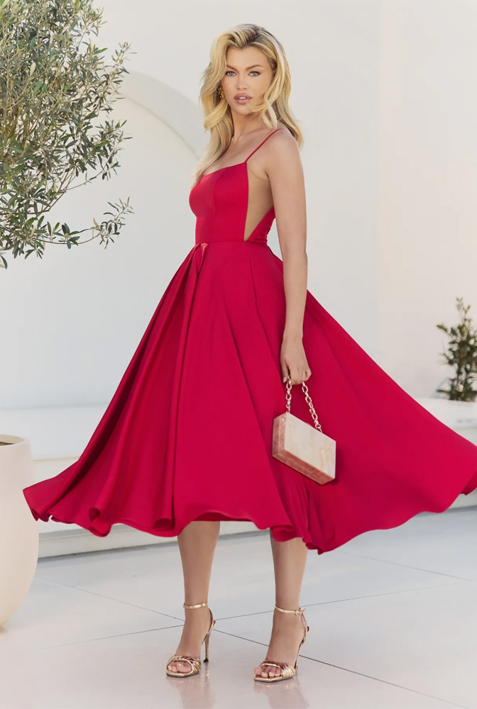 A maxi or midi dress? What to choose for summer trips and get-togethers
