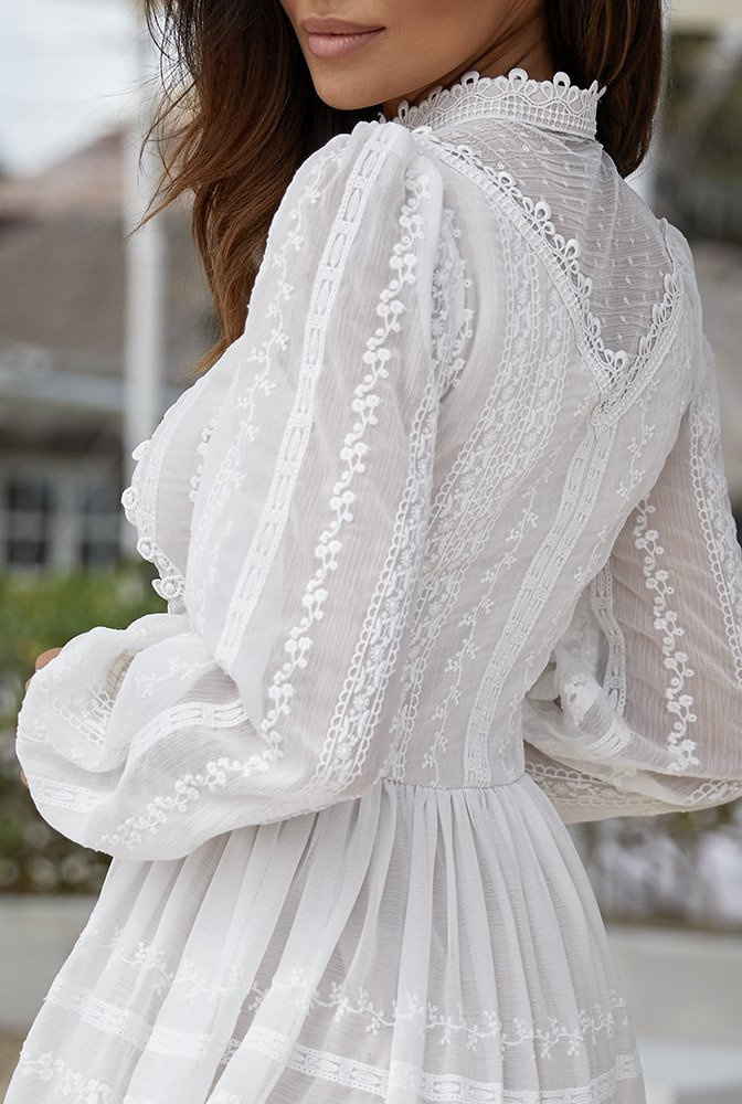 Aluna - Airy boho style dress with stand-up collar in white shade.