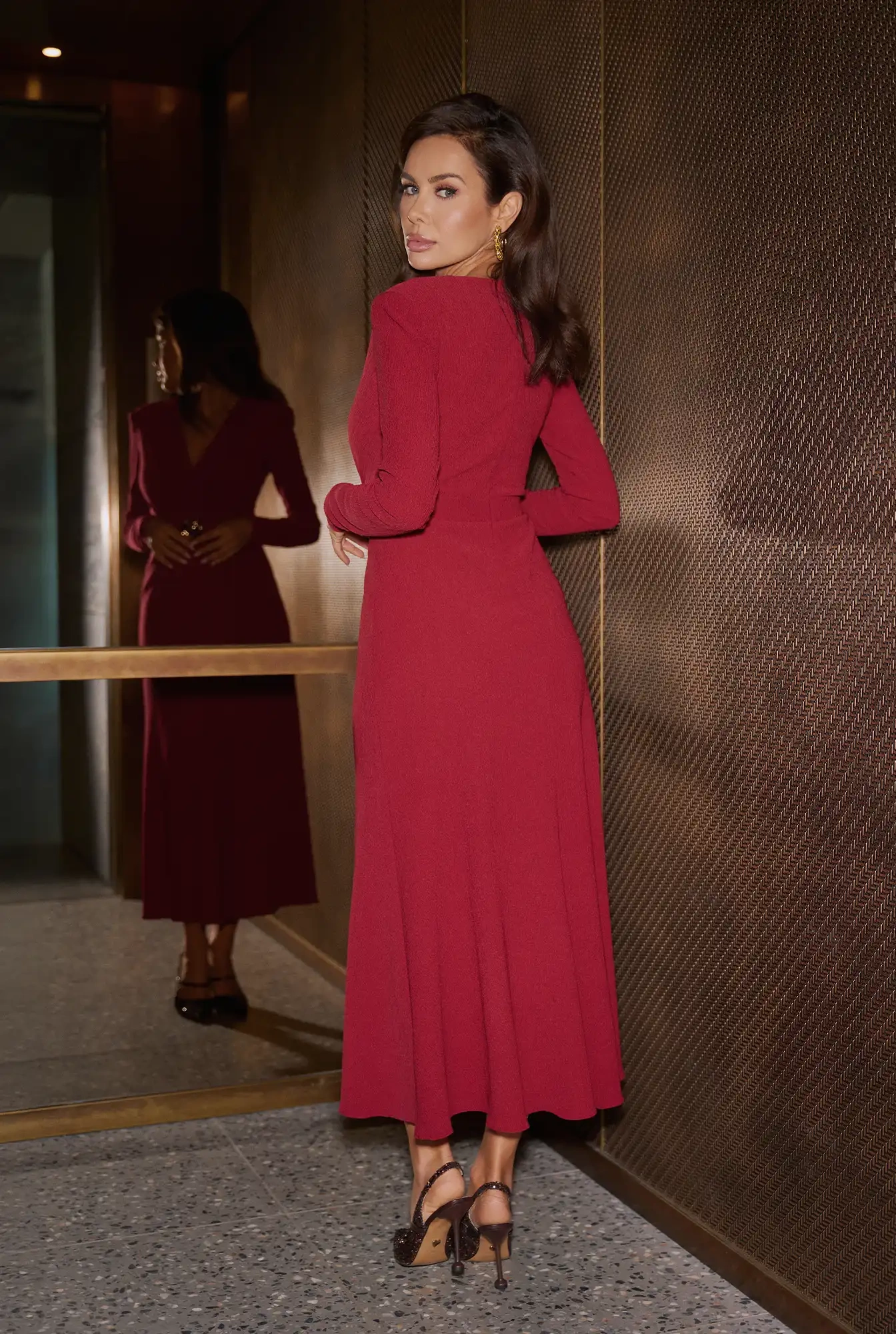 Aniceta – burgundy midi dress with a belt at the waist