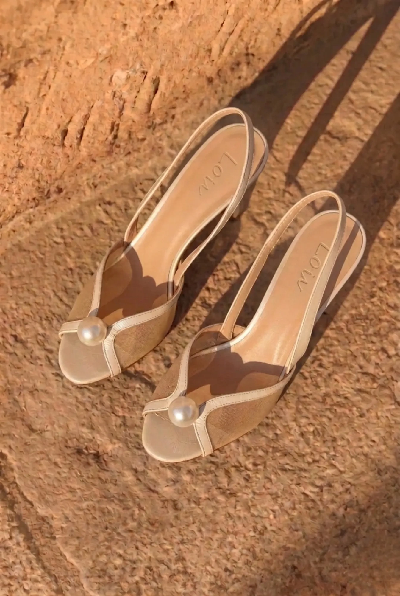 Lumiere – light beige sandals with a decorative pearl
