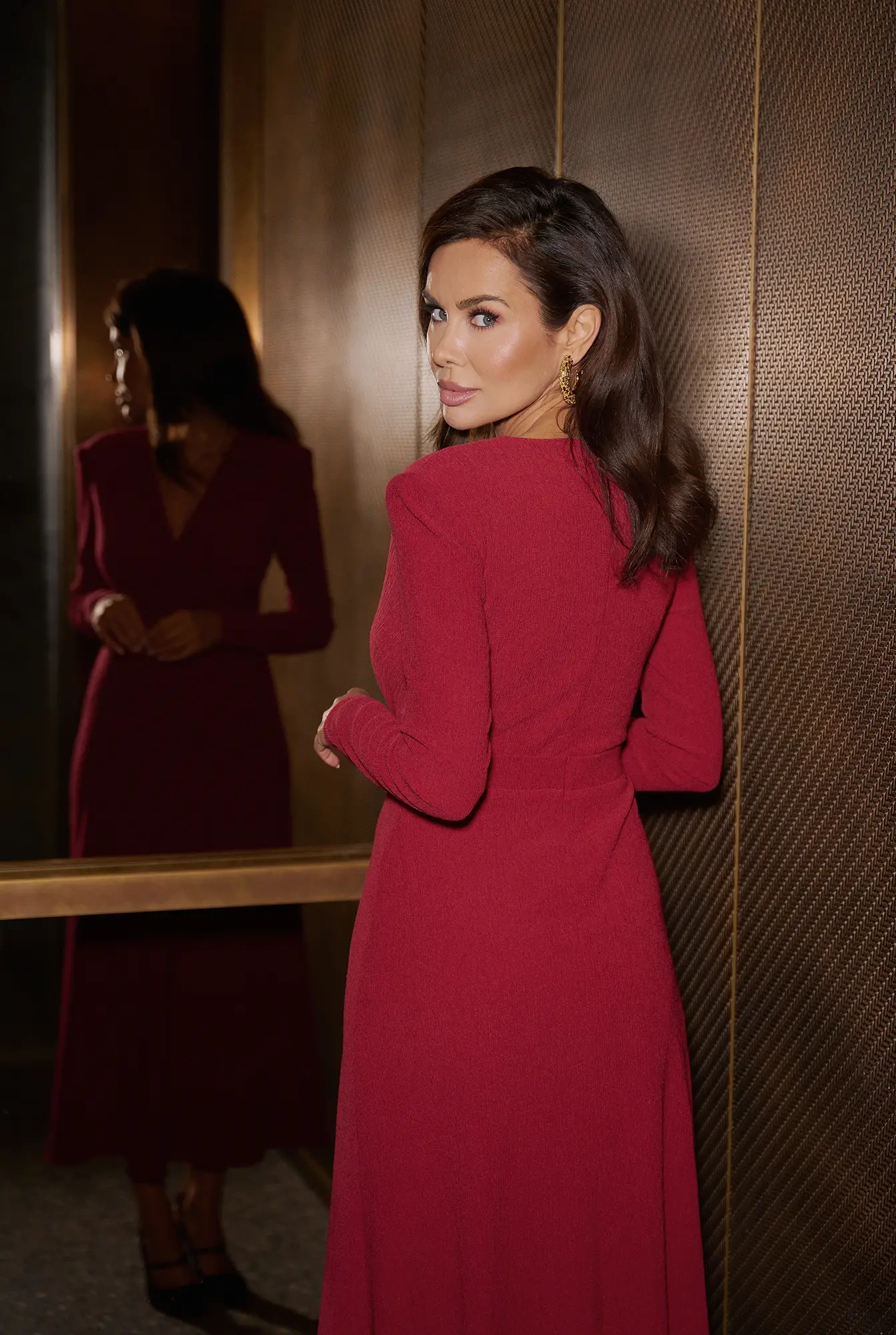 Aniceta – burgundy midi dress with a belt at the waist