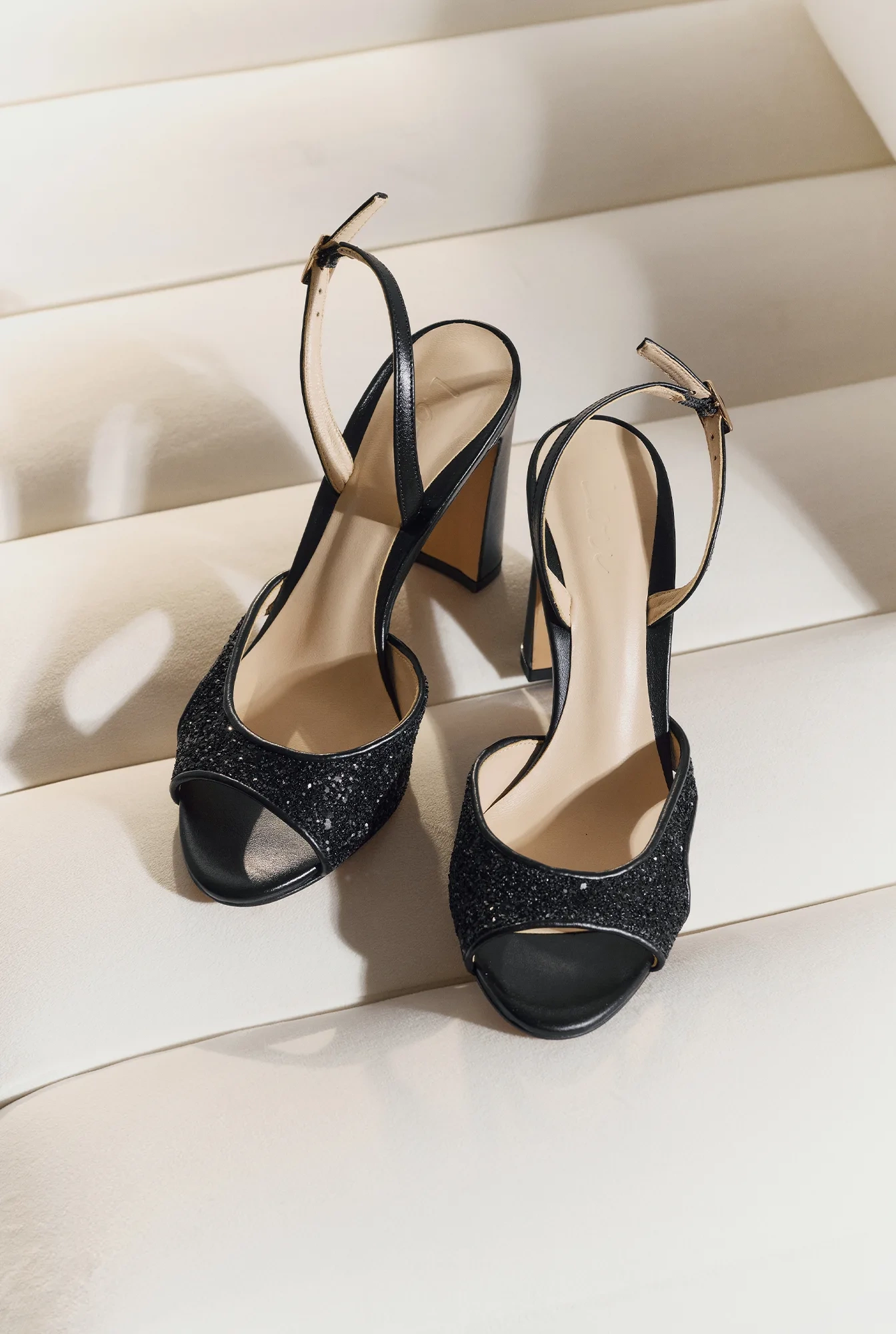 Raffa – black sandals with a glitter application