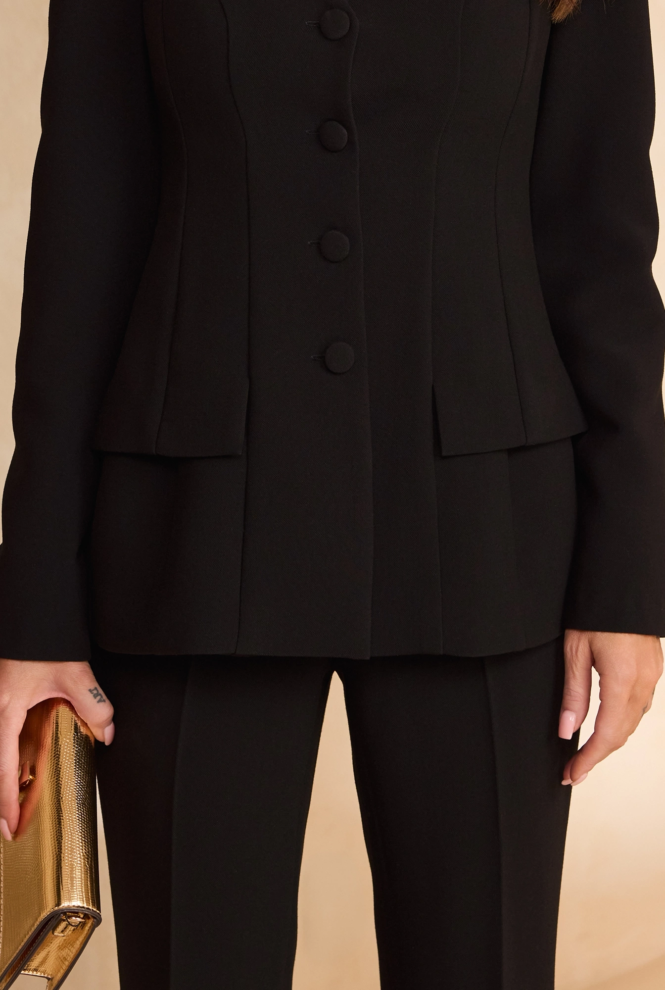 Sevil – black blazer with shoulder pads