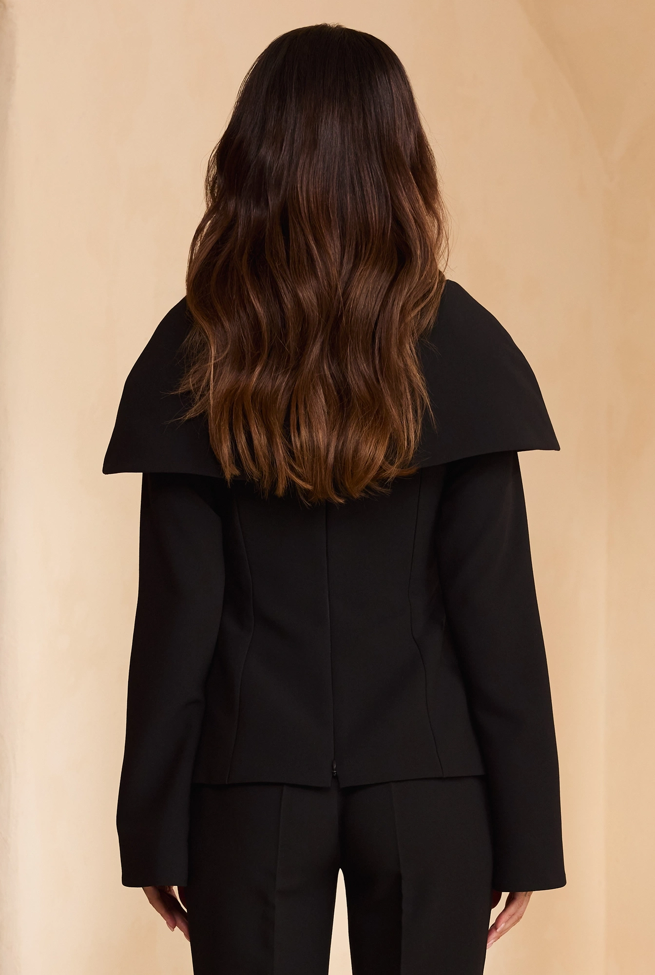Quelo – black blouse with a large collar